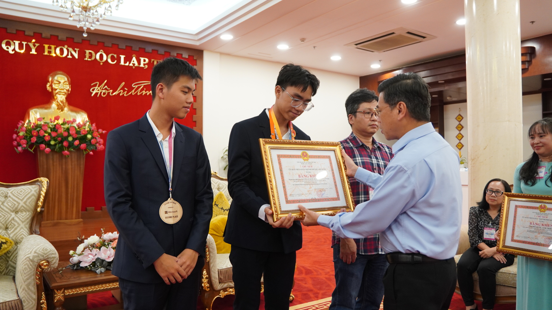 Lãnh đạo Ban CHQS Quận Tân Phú trao giấy khen